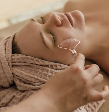 Réflexologie faciale Dien Chan apporte le bien-être, la santé et longévité La réflexologie Dien Chan recourt aux points réflexes du visage mais le massage d'autres zones du corps permet d'agir plus efficacement et plus rapidement sur la sensation de la douleur.